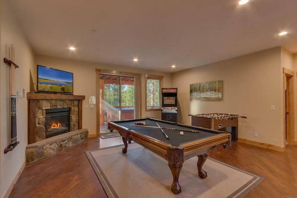 Big Bear Lodge - Six Bedroom Home South Lake Tahoe Holiday home